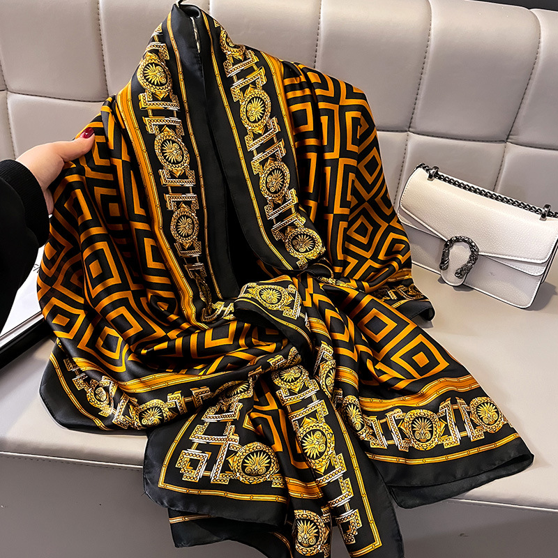 Women Accessories Brands - Grand châle en satin imprimé pour