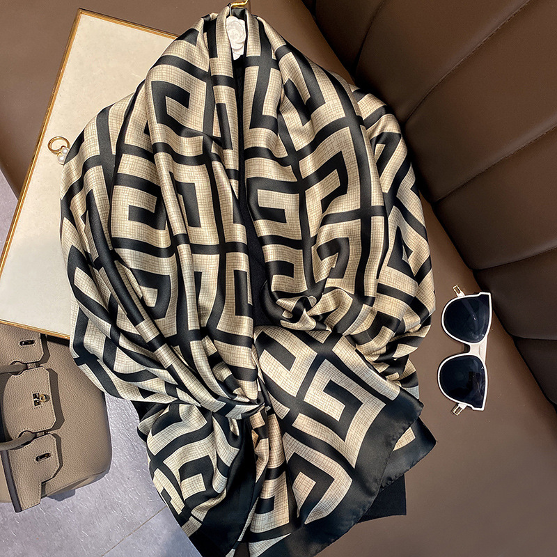 Grand Châle en Satin Imprimé p - Women Accessories Brands avis et prix