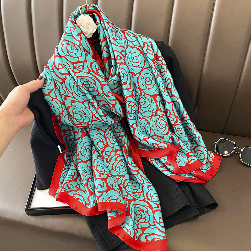 Grand Châle en Satin Imprimé p - Women Accessories Brands avis et prix